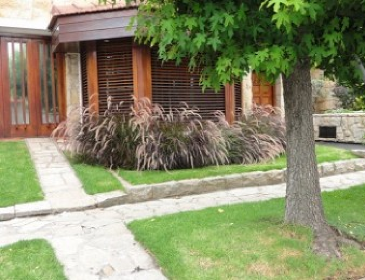 Chalet 2 plantas Los troncos / Guemes 